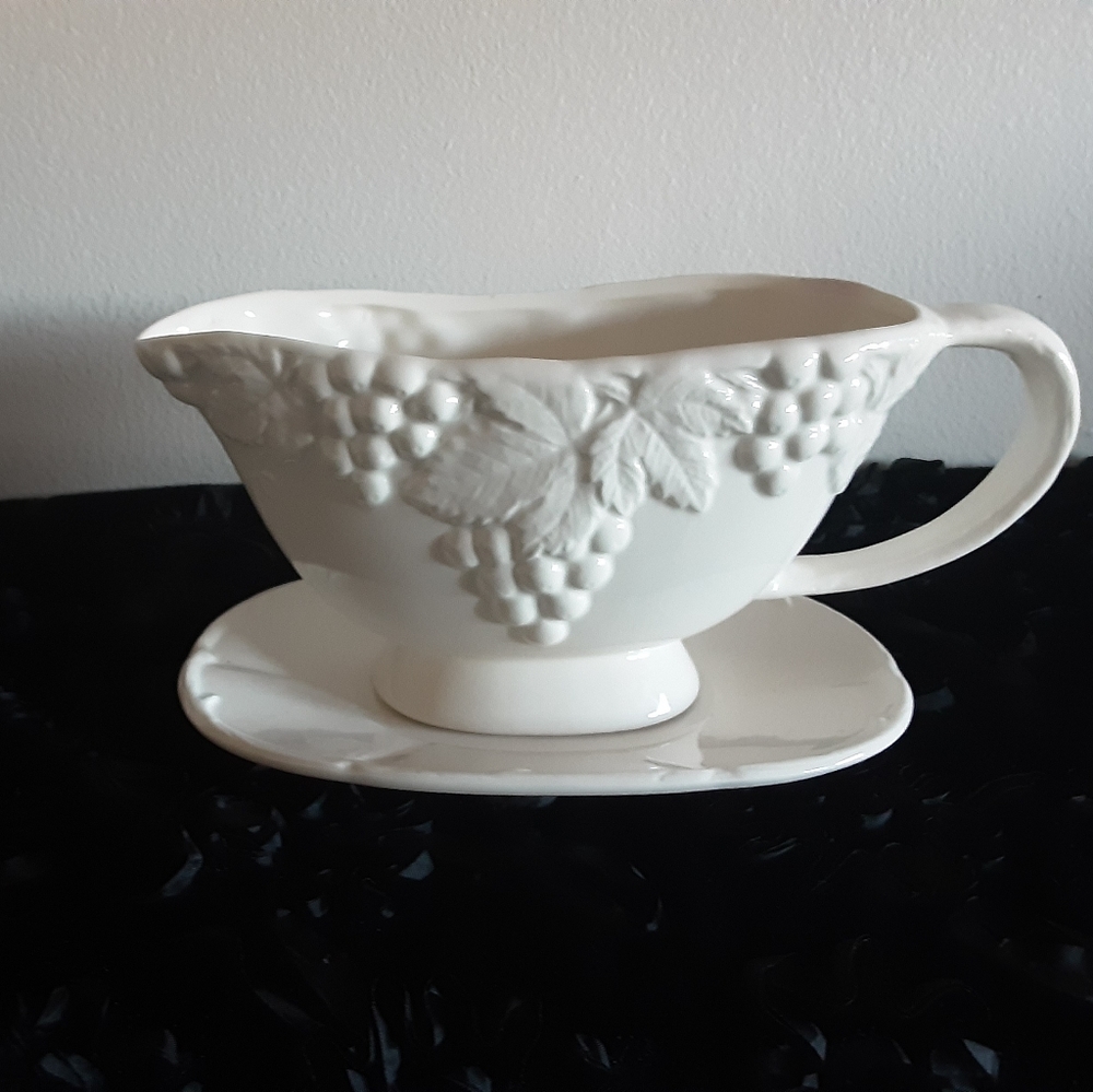 WHITE GRAVY BOAT with SAUCER